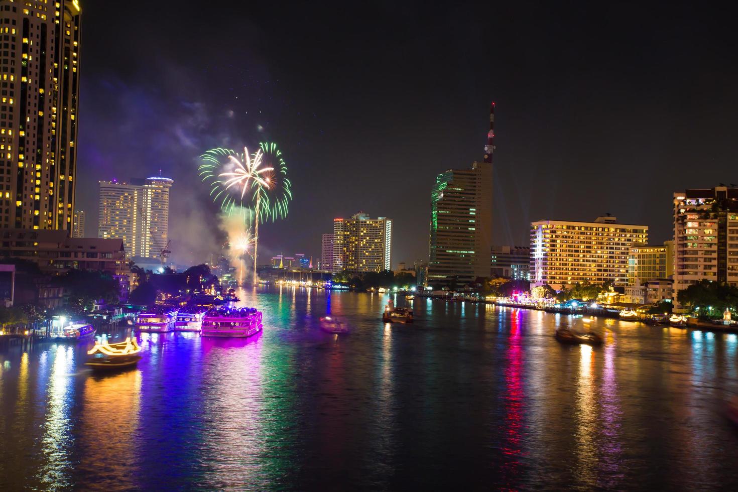fuegos artificiales en el río chao phraya en la fiesta de celebración de la cuenta regresiva 2016 Bangkok, Tailandia foto