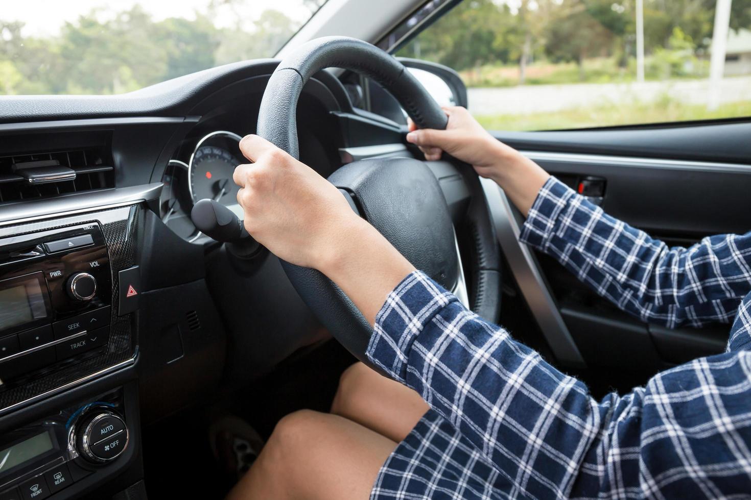 mujer conduciendo un automóvil foto