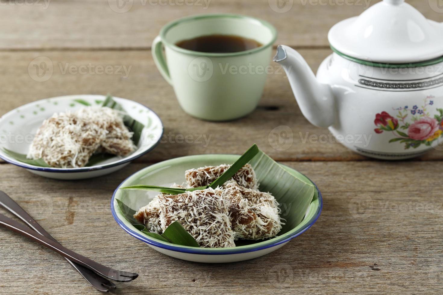 ongol-ongol o sentiling, indonesio tradicional jajanan pasar hecho de harina de tapioca cubierta con coco rallado. foto