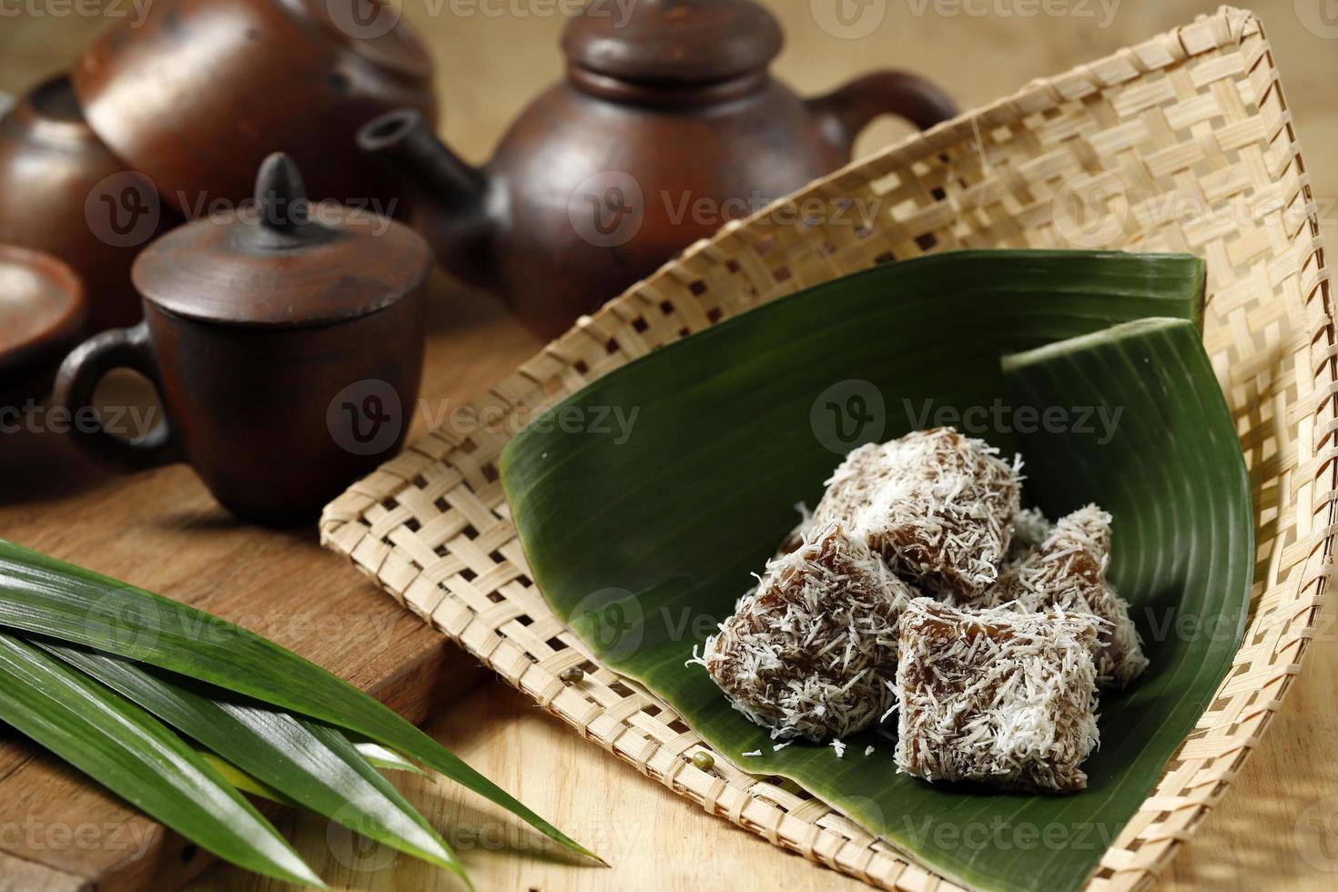 ongol-ongol, java occidental, indonesia bocadillo tradicional elaborado con harina de sagú y azúcar moreno, cubierto con coco rallado foto