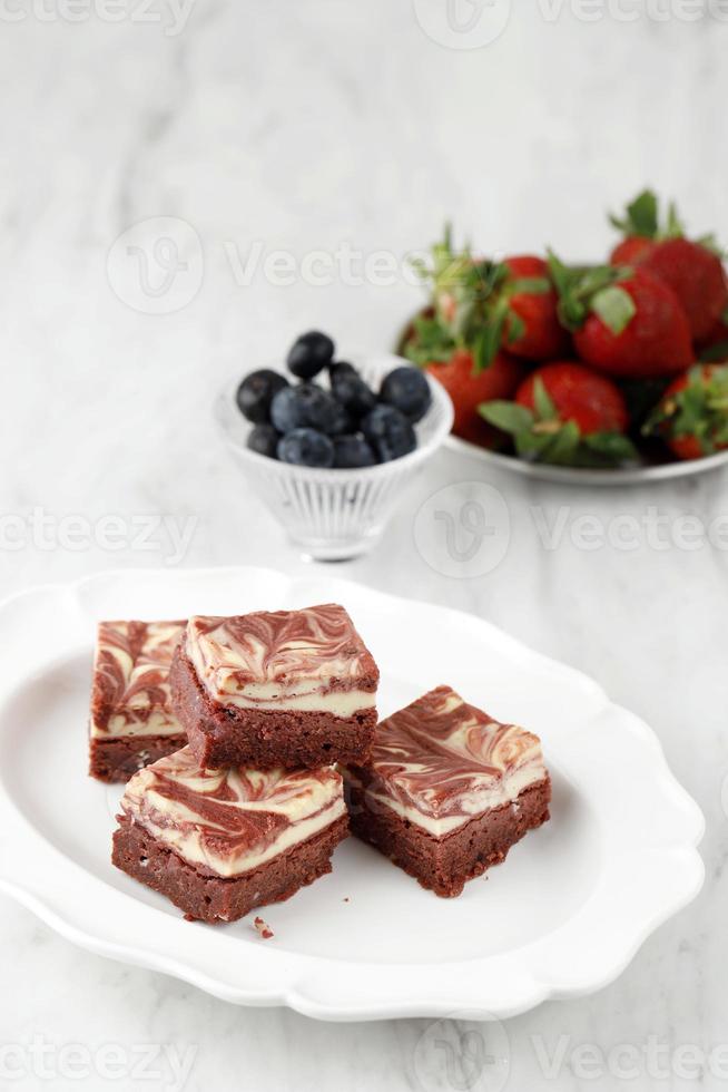 cuadrados de terciopelo rojo en una pila en un plato blanco foto