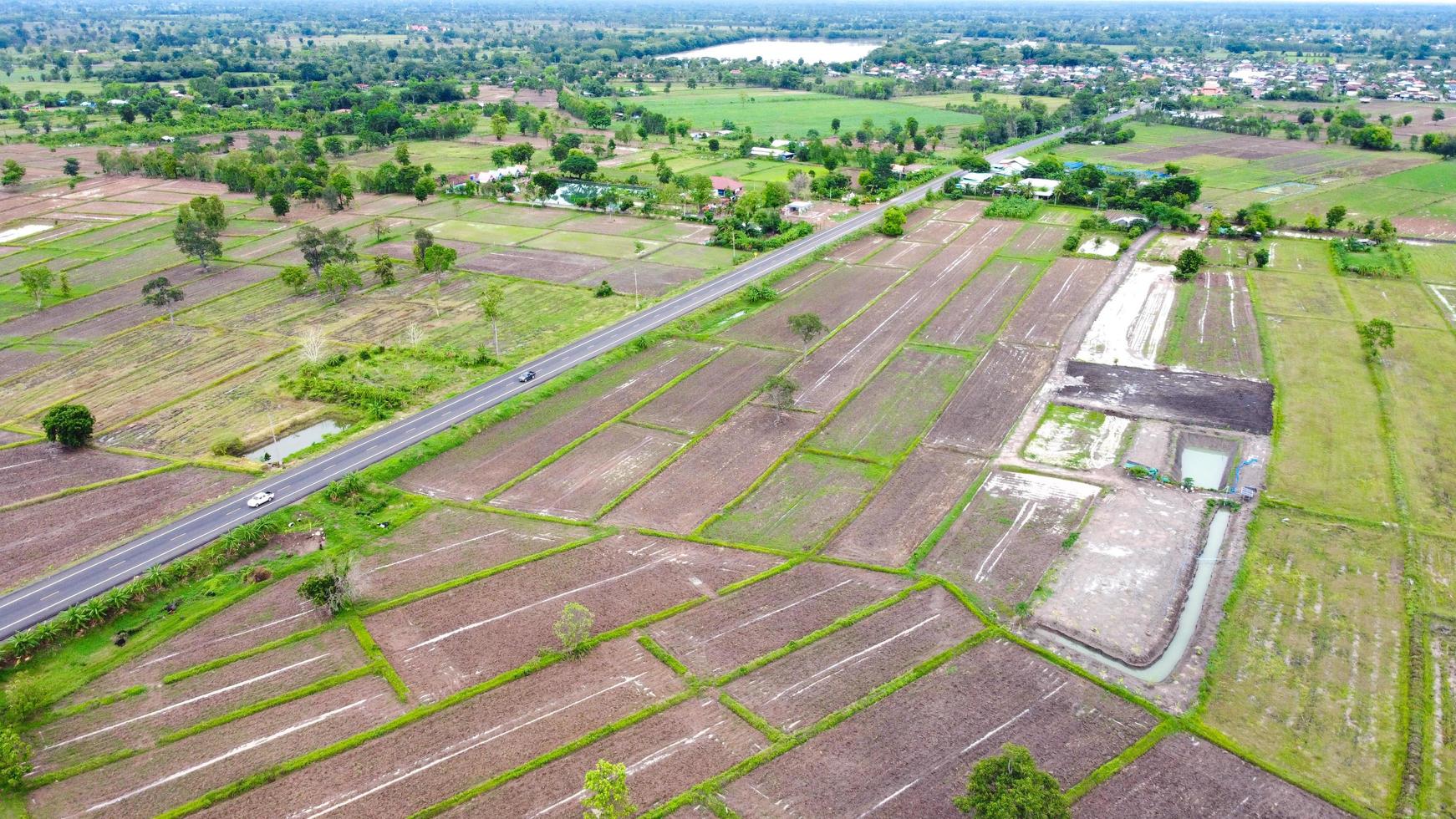 vista aérea de campos verdes y tierras de cultivo en las zonas rurales de tailandia. foto