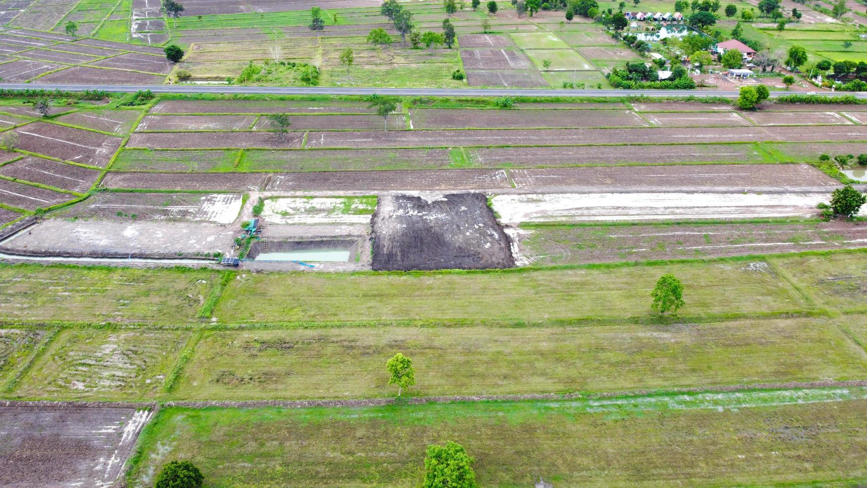 vista aérea de campos verdes y tierras de cultivo en las zonas rurales de tailandia. foto