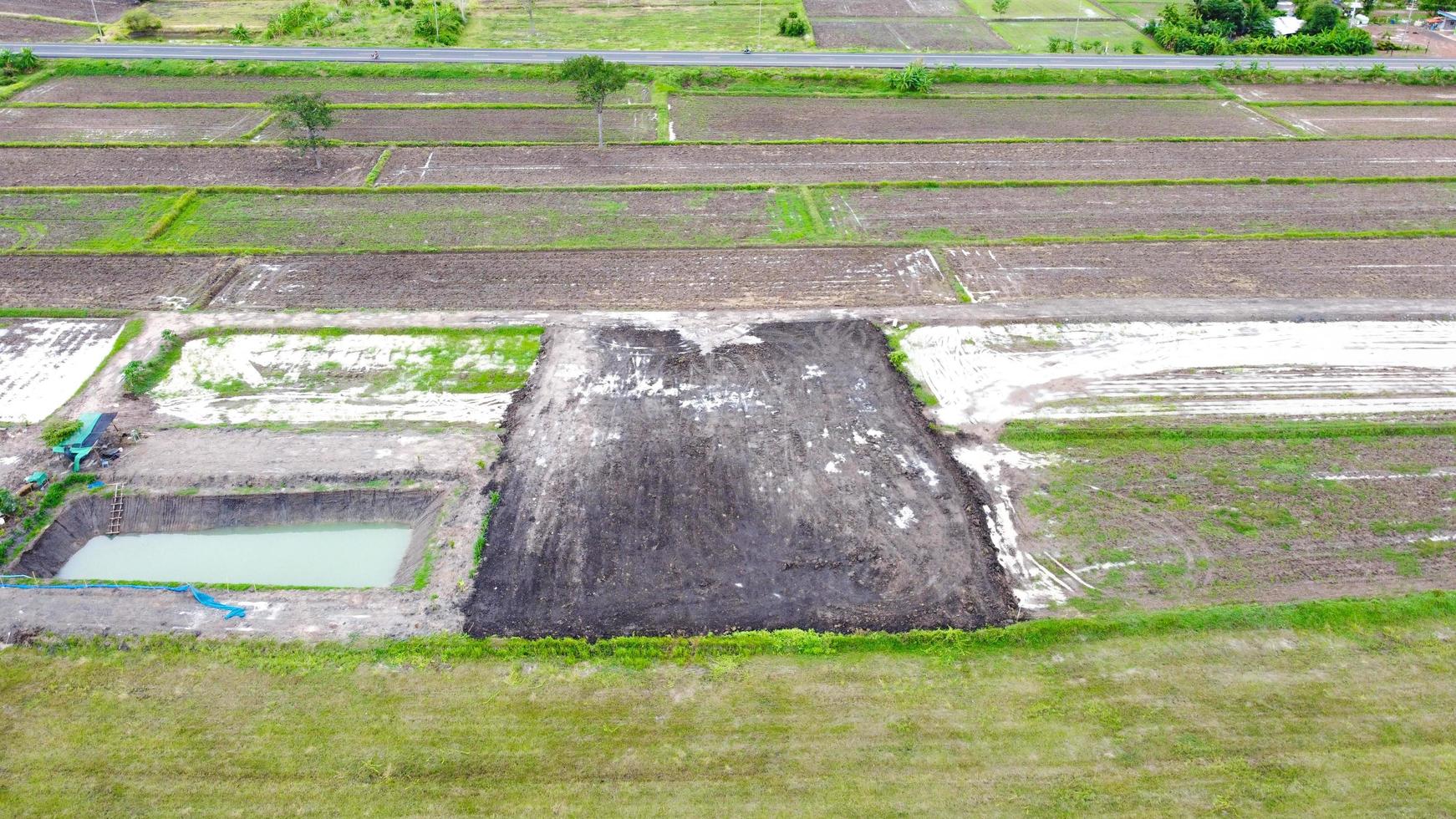 vista aérea de campos verdes y tierras de cultivo en las zonas rurales de tailandia. foto