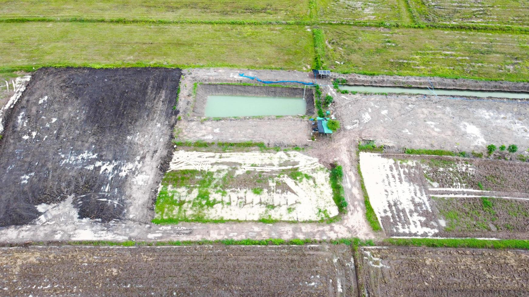 vista aérea de campos verdes y tierras de cultivo en las zonas rurales de tailandia. foto