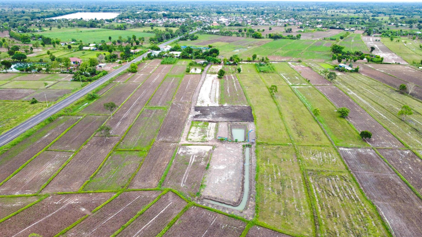 vista aérea de campos verdes y tierras de cultivo en las zonas rurales de tailandia. foto