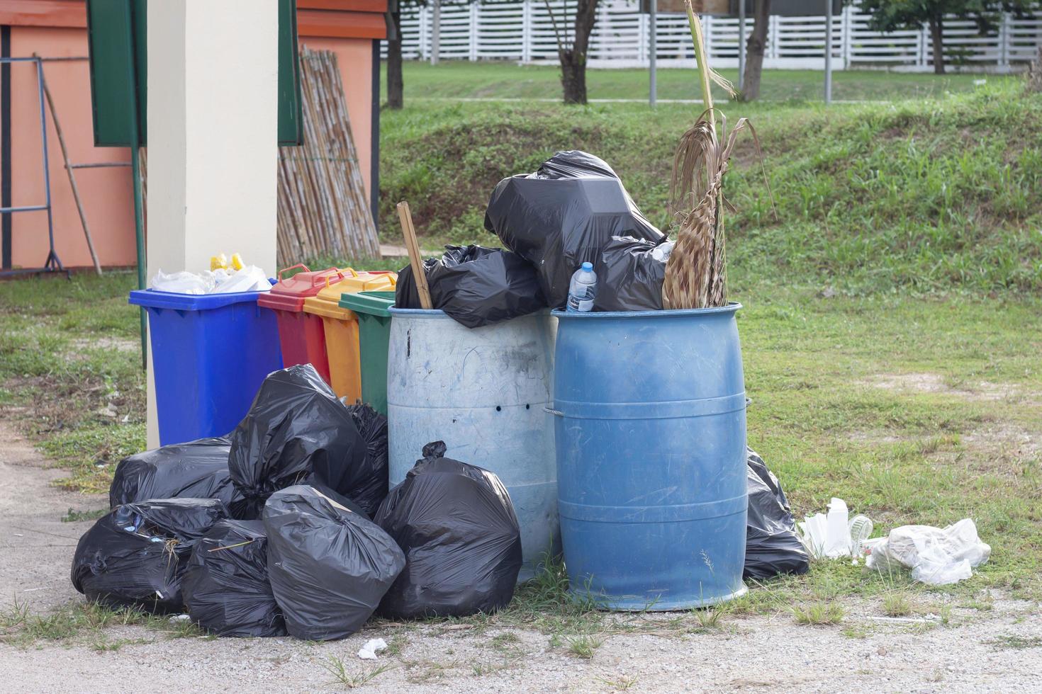 el basurero y una bolsa negra para guardar la basura que se desborda. foto