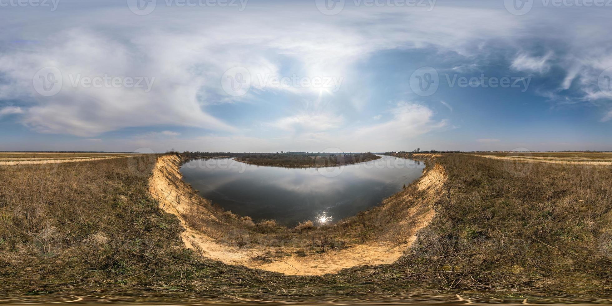 panorama hdri esférico completo sin costuras vista en ángulo de 360 grados en la costa de un enorme río o lago en primavera con impresionantes nubes en proyección equirectangular, listo para contenido de realidad virtual vr ar foto