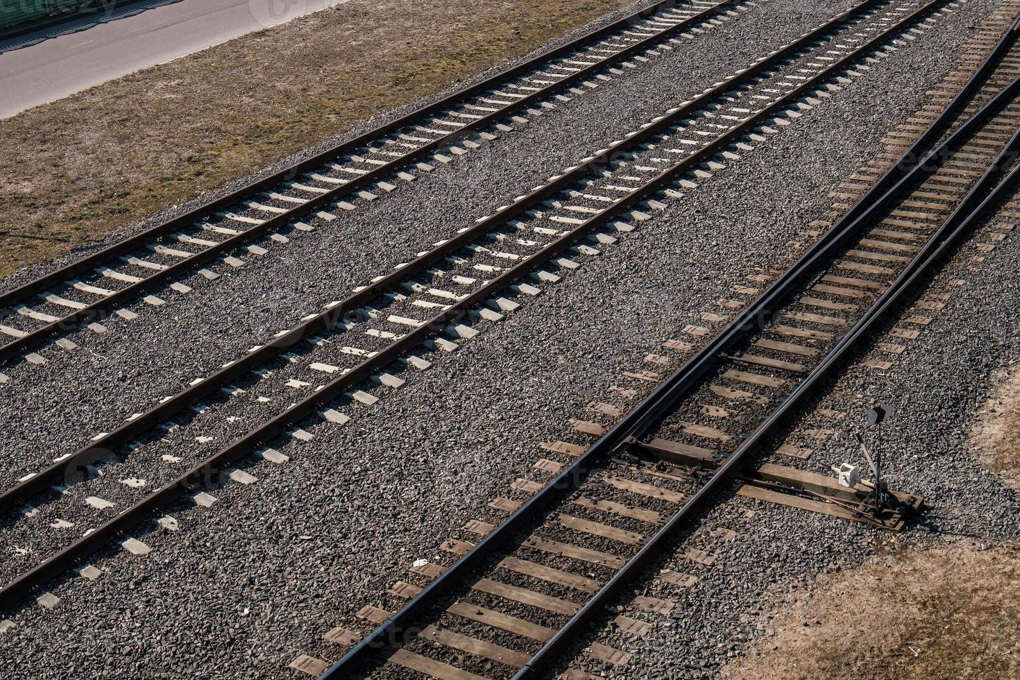 vista aérea de las vías del tren. envío de carga fondo de viaje foto