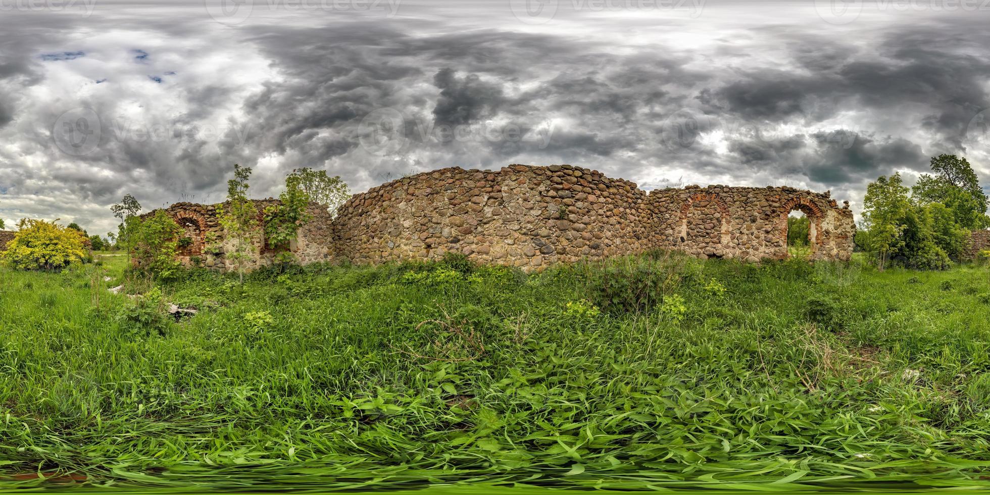 vista panorámica de 360 grados de ángulo de hdri sin costuras cerca de las paredes de la granja de piedra en ruinas abandonada en proyección equirectangular. contenido vr ar foto