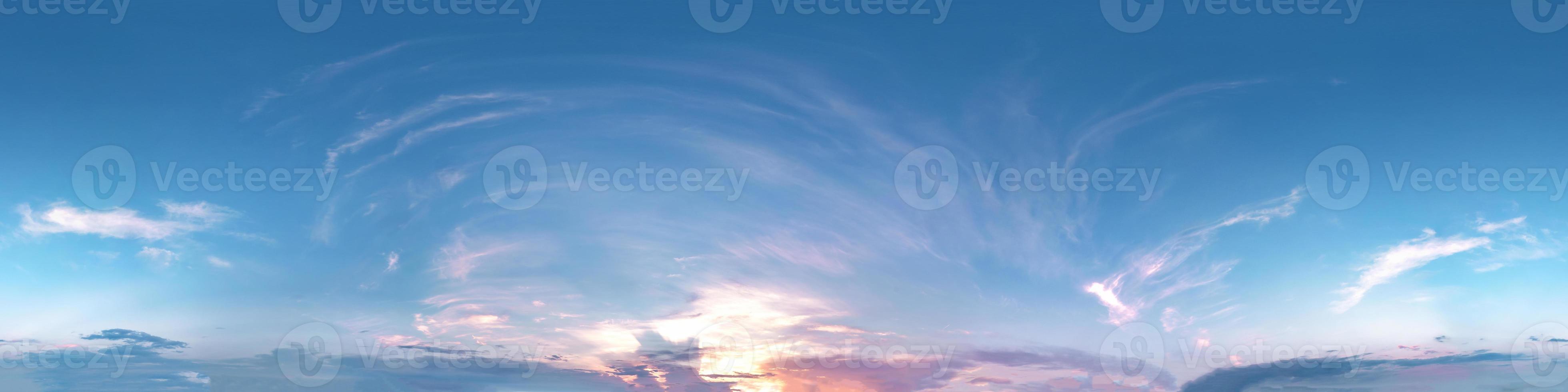 cielo azul nublado transparente hdri panorama 360 grados ángulo de visión con cenit y hermosas nubes para usar en gráficos 3d como cúpula del cielo o editar toma de drones foto