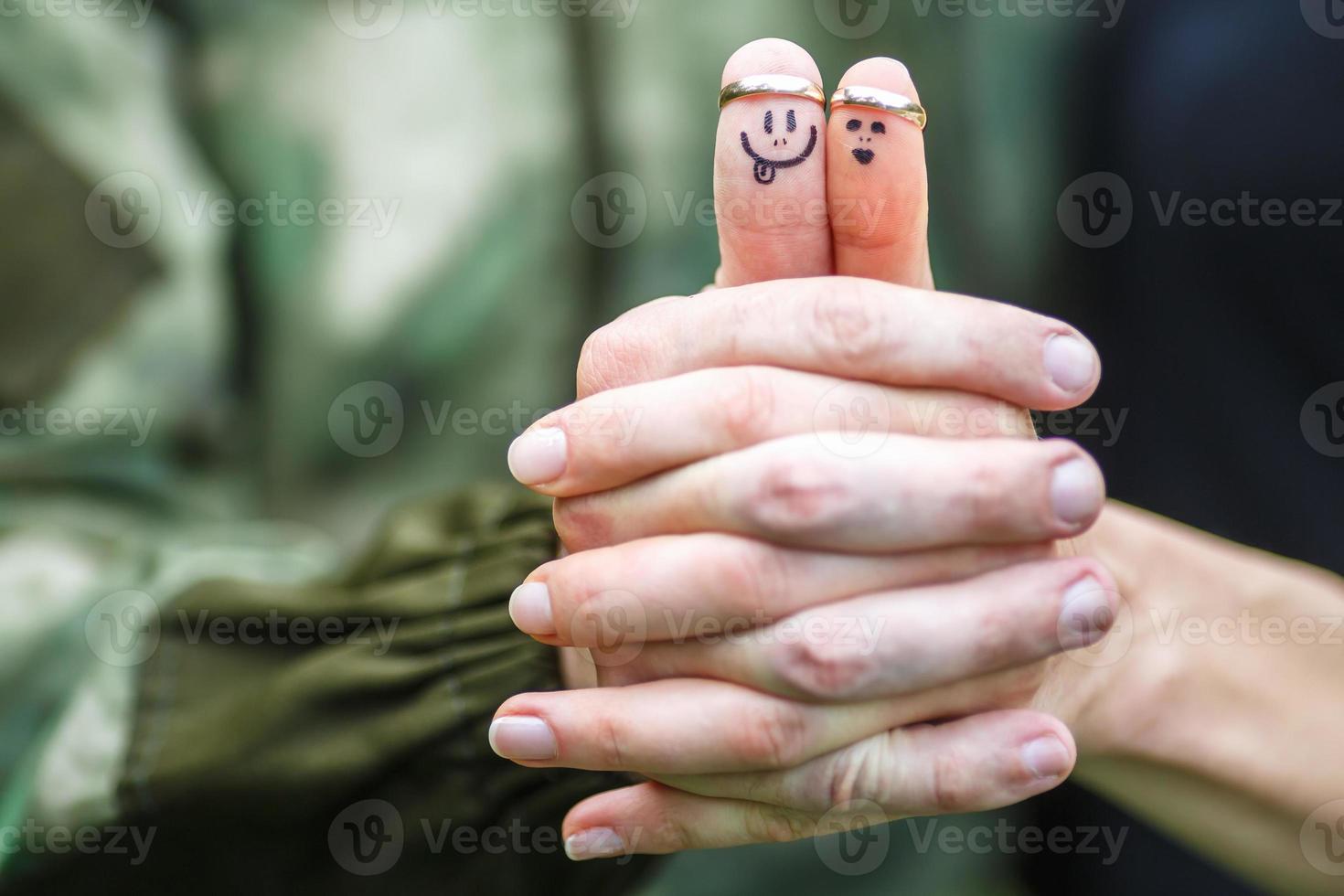 anillos de boda en los dedos pintados con la novia y el novio, hombrecitos divertidos foto