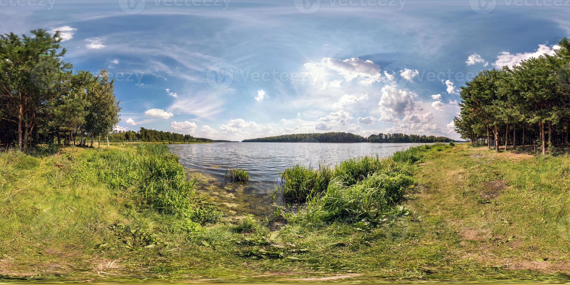 vista de ángulo de 360 grados de panorama hdri esférico sin costuras en la costa de hierba de un río o lago enorme en un día soleado de verano y clima ventoso en proyección equirectangular con cenit y nadir, contenido vr ar foto