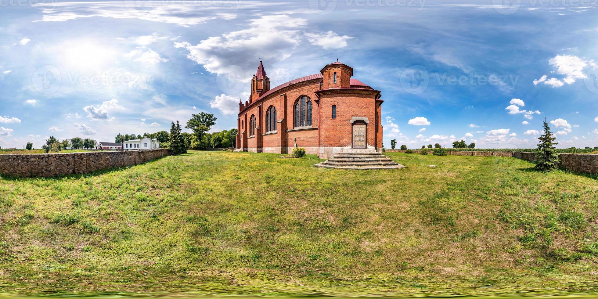 vista de ángulo de 360 grados de panorama hdri esférico completo sin fisuras cerca de la iglesia católica neogótica en un pequeño pueblo en proyección equirectangular con cenit y nadir, contenido ar vr foto