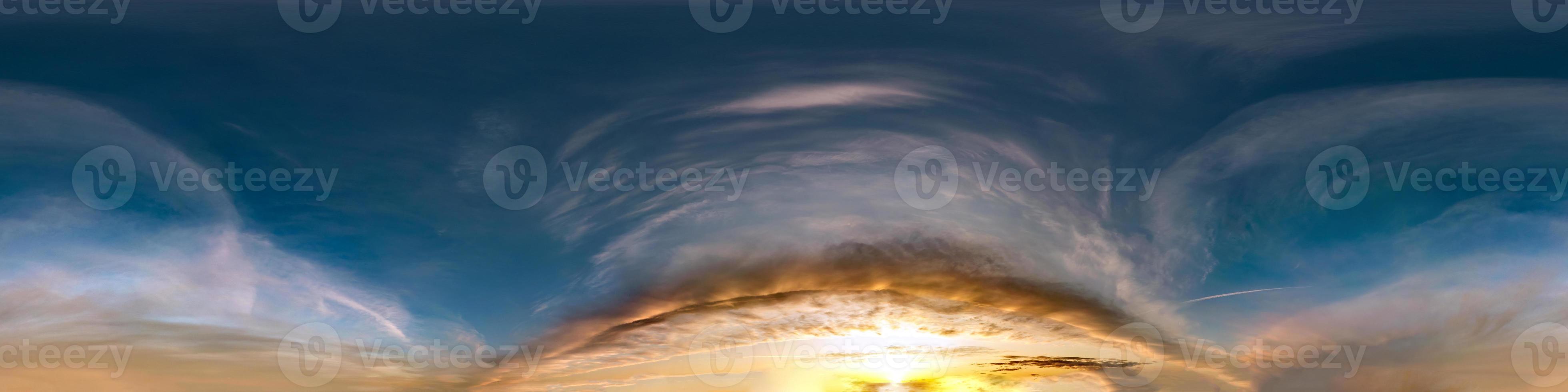 cielo azul oscuro antes del atardecer con hermosas nubes impresionantes. vista de ángulo de 360 grados de hdri sin costuras con cenit para usar en gráficos 3d o desarrollo de juegos como cúpula del cielo o editar toma de drones foto