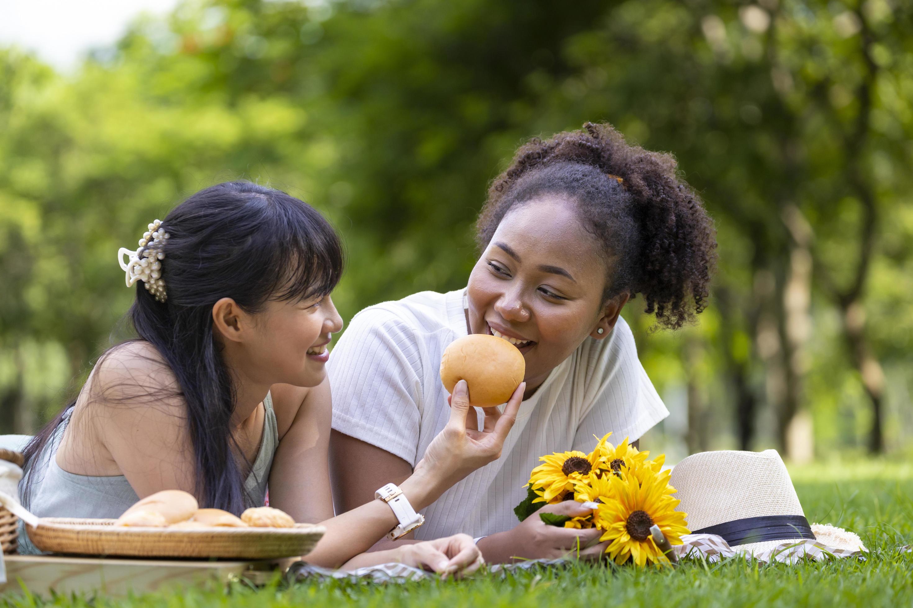 Un Par De Lesbianas Haciendo Un Picnic En El Parque Durante El Verano