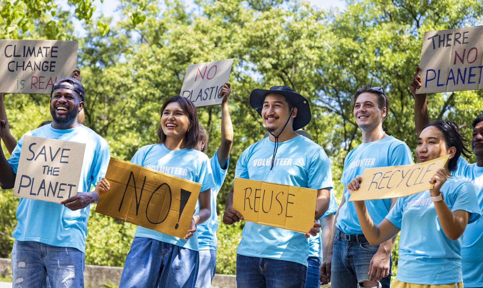 grupo de diversidad de activistas voluntarios que se manifiestan en protesta por el proyecto de calentamiento global y cambio climático con carteles escritos para la conciencia ambiental y la reducción del concepto de consumo de plástico foto