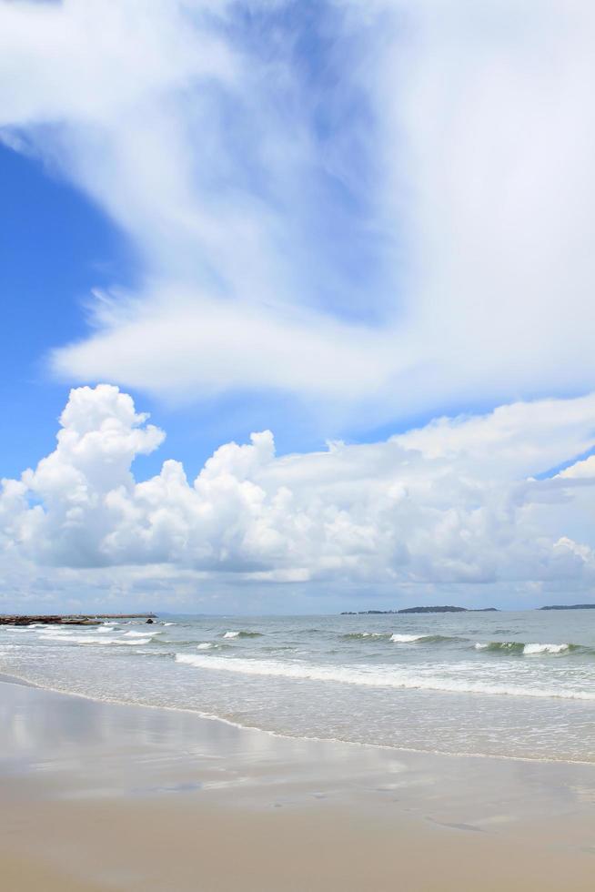 playa y hermoso mar tropical foto