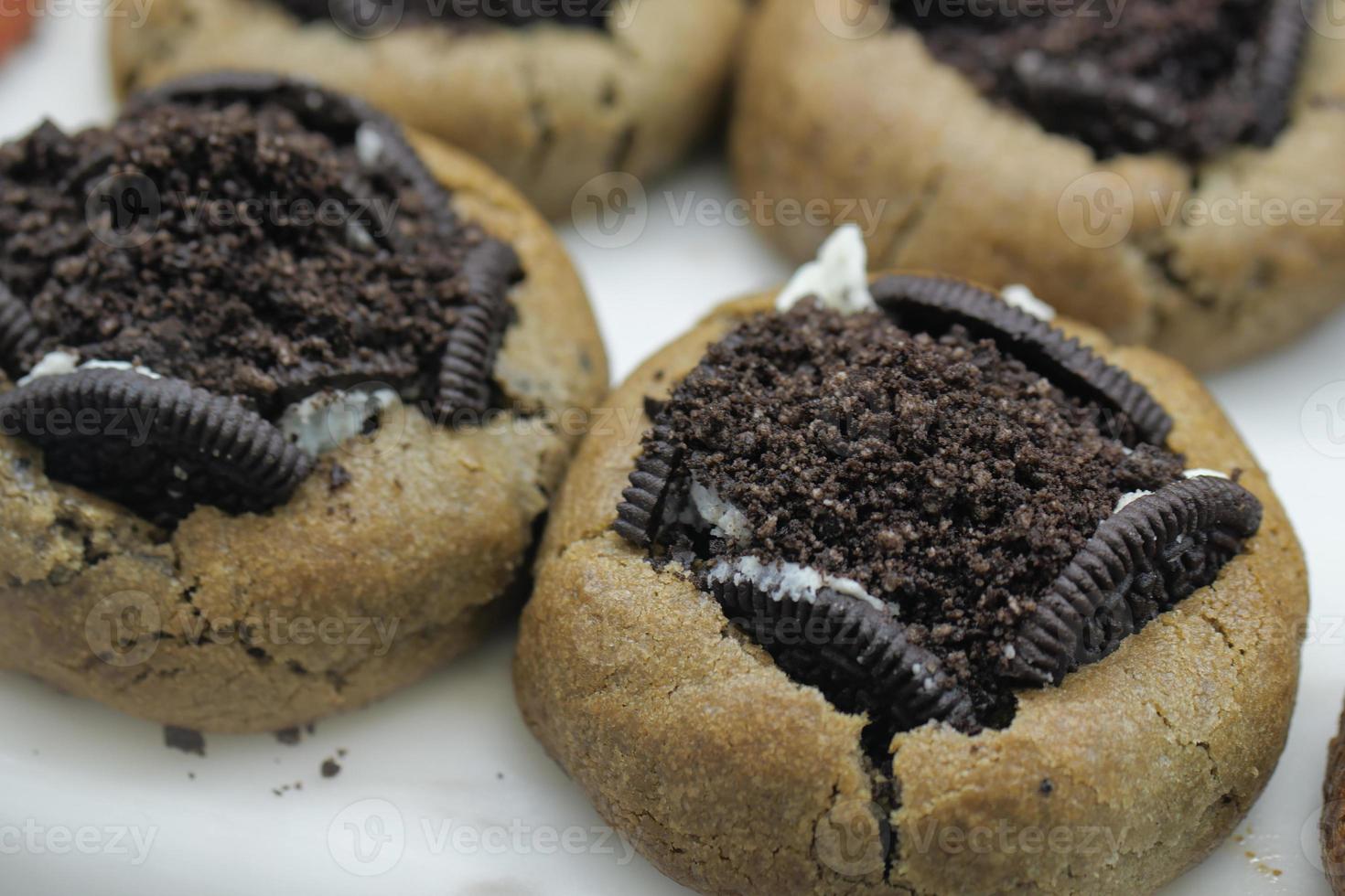 galletas de chocolate sobre fondo blanco antecedentes foto