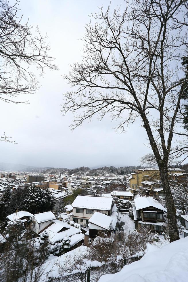 Vista de la ciudad de Takayama en Japón en la nieve. foto