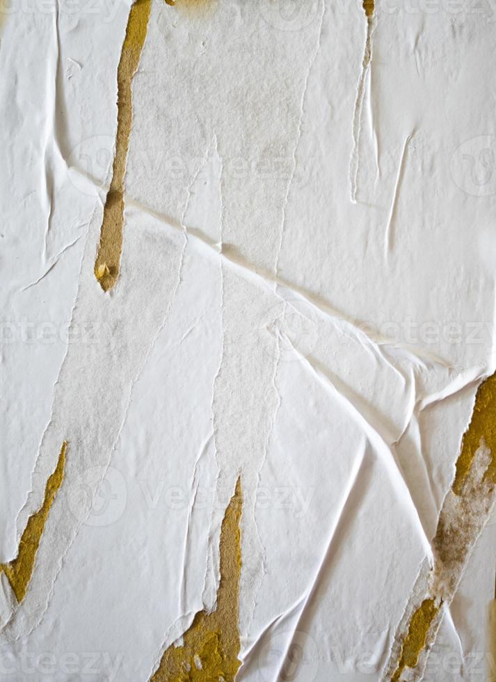 papel rasgado blanco en blanco con lados rasgados pegados. diseño de plantilla de maquetas de afiches abstractos para espacio de copia y texto. papel mojado mate arrugado para fondo y textura. foto