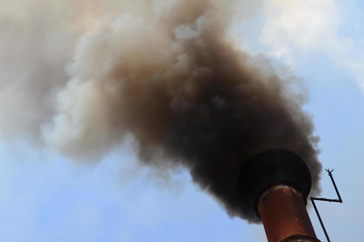 tubo de emisión de humo negro foto