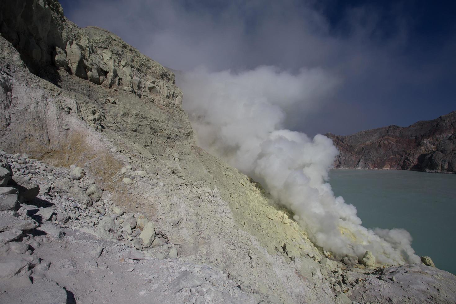 mina de azufre con trabajadores en kawah ijen, java, indonesia foto