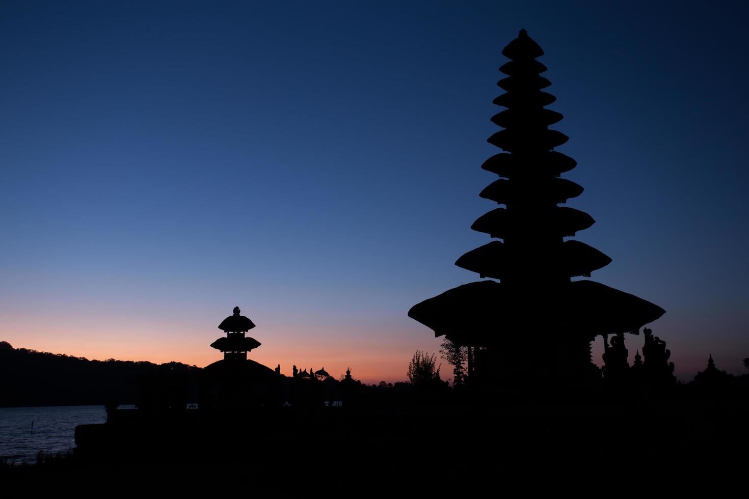 silueta del templo pura ulun danu foto