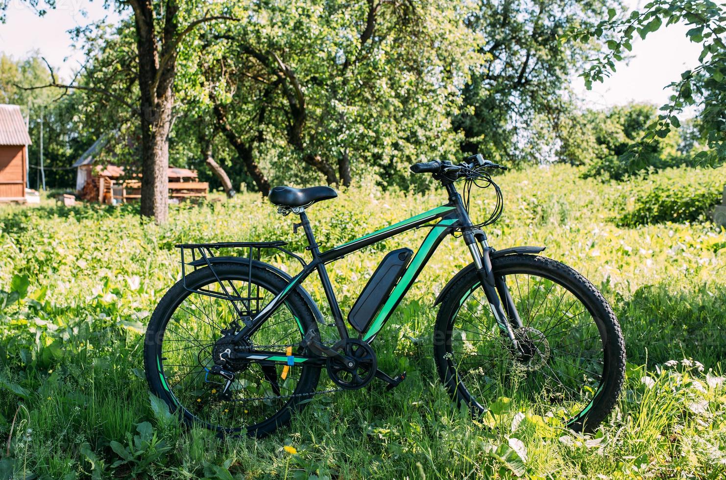 bicicleta eléctrica en verano en un día soleado. e-bike es un vehículo híbrido moderno foto