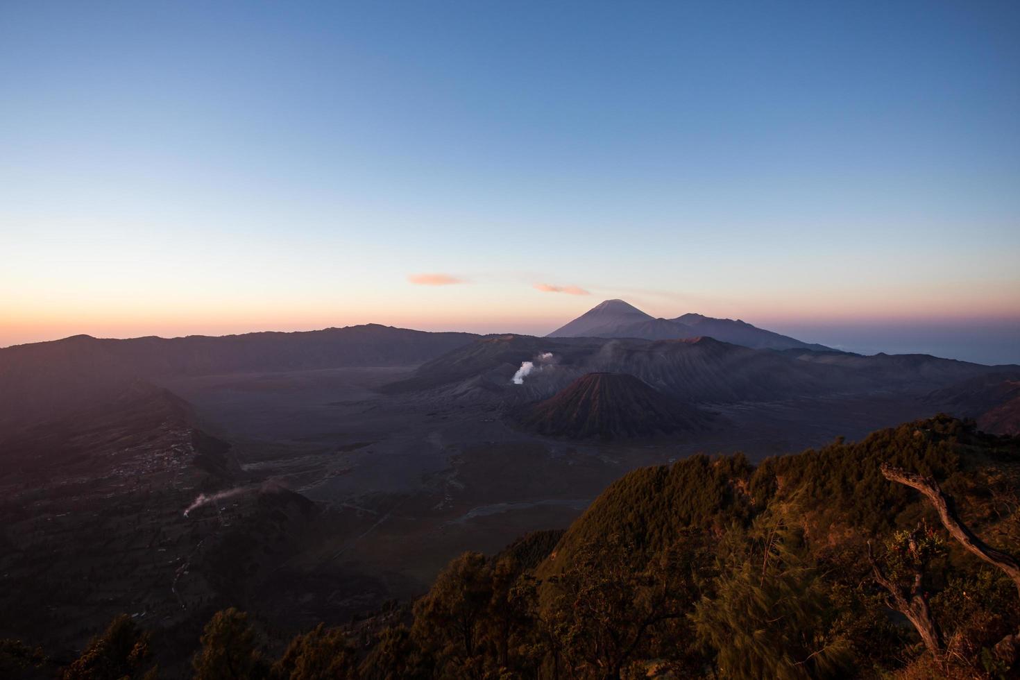 amanecer en el volcán monte bromo java oriental, indonesia. foto