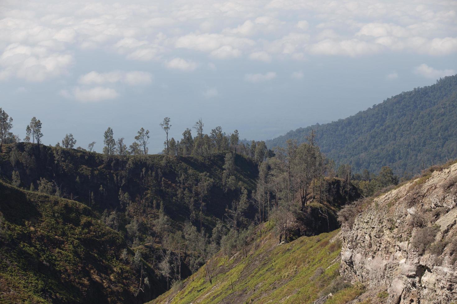 vista desde el bosque tropical con camino al volcán kawah ijen, java oriental, indoneisa foto