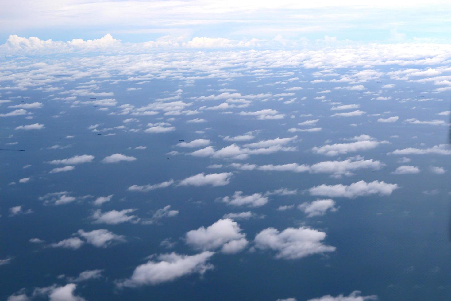 nubes dispersas vistas desde un avión foto