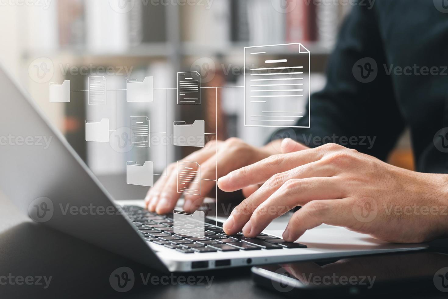 concepto de sistema de gestión de documentos, hombre de negocios que utiliza un ordenador portátil para gestionar carpetas y software de iconos de documentos, búsqueda y gestión de archivos en la base de datos de documentos en línea, para un archivado eficiente y datos de la empresa. foto