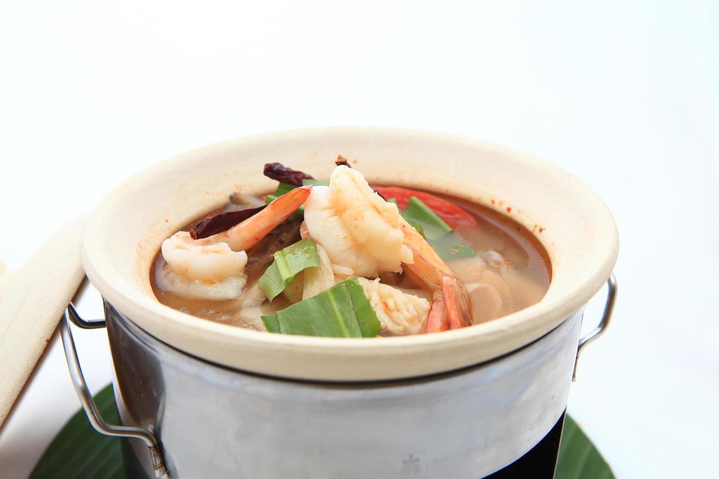 comida tailandesa tom yum mariscos foto