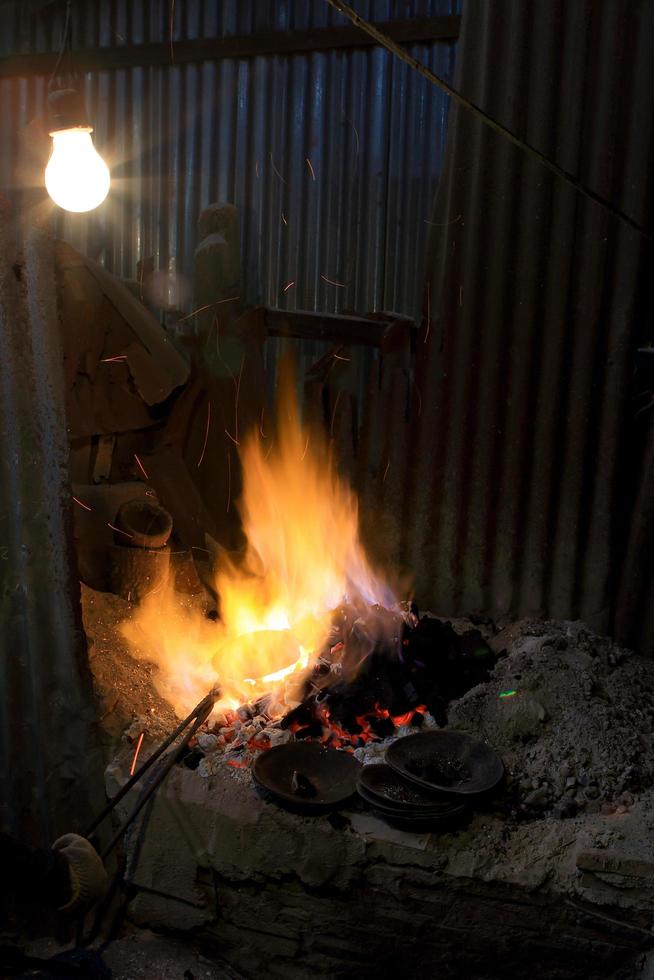 forjar fuego en herrería donde se fabrican herramientas de hierro foto