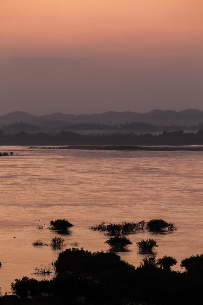 río mekong, tailandia y laos foto