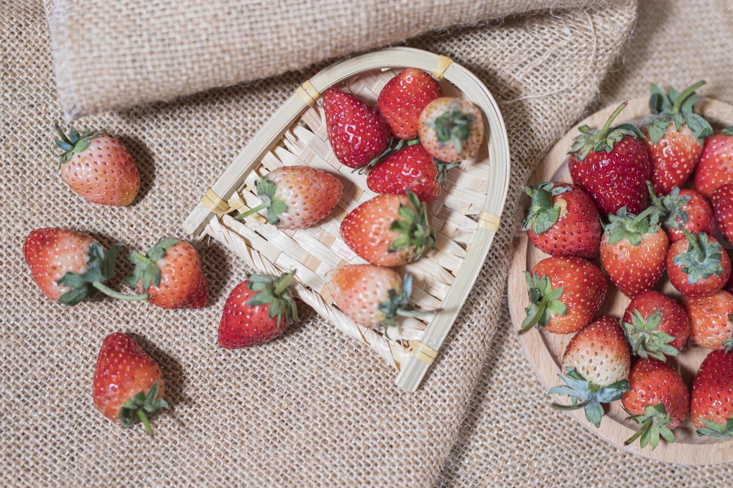 fresas en una bandeja de madera foto