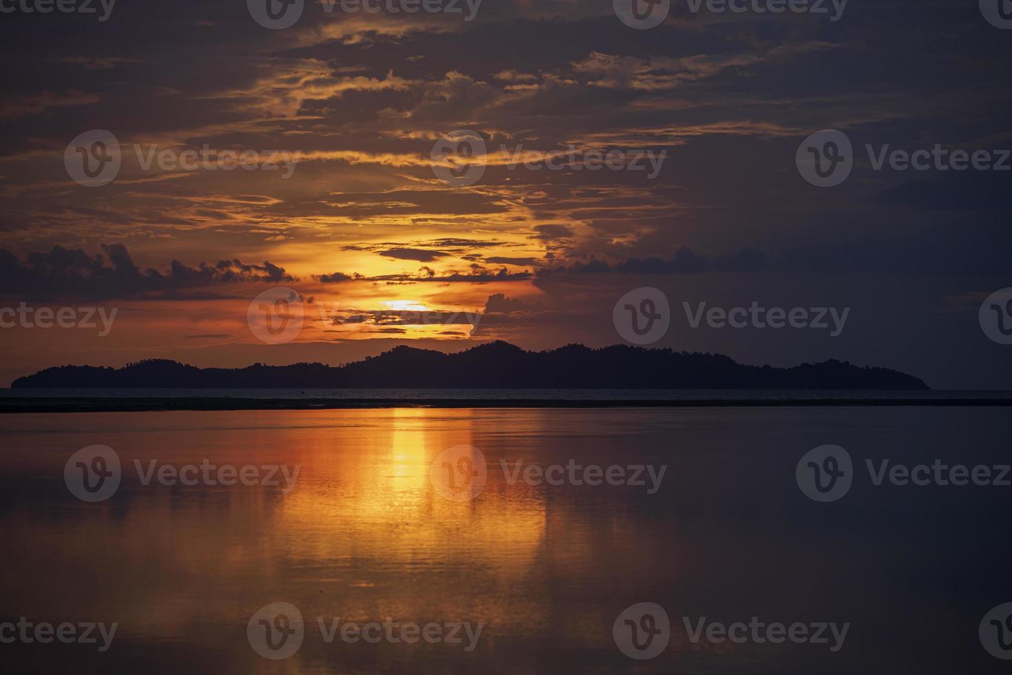 puesta de sol en la playa foto