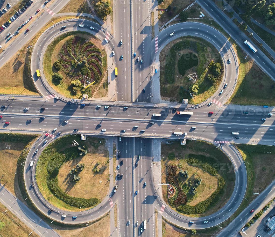 paisaje aéreo de la concurrida carretera de cruce de carreteras, concepto de transporte foto