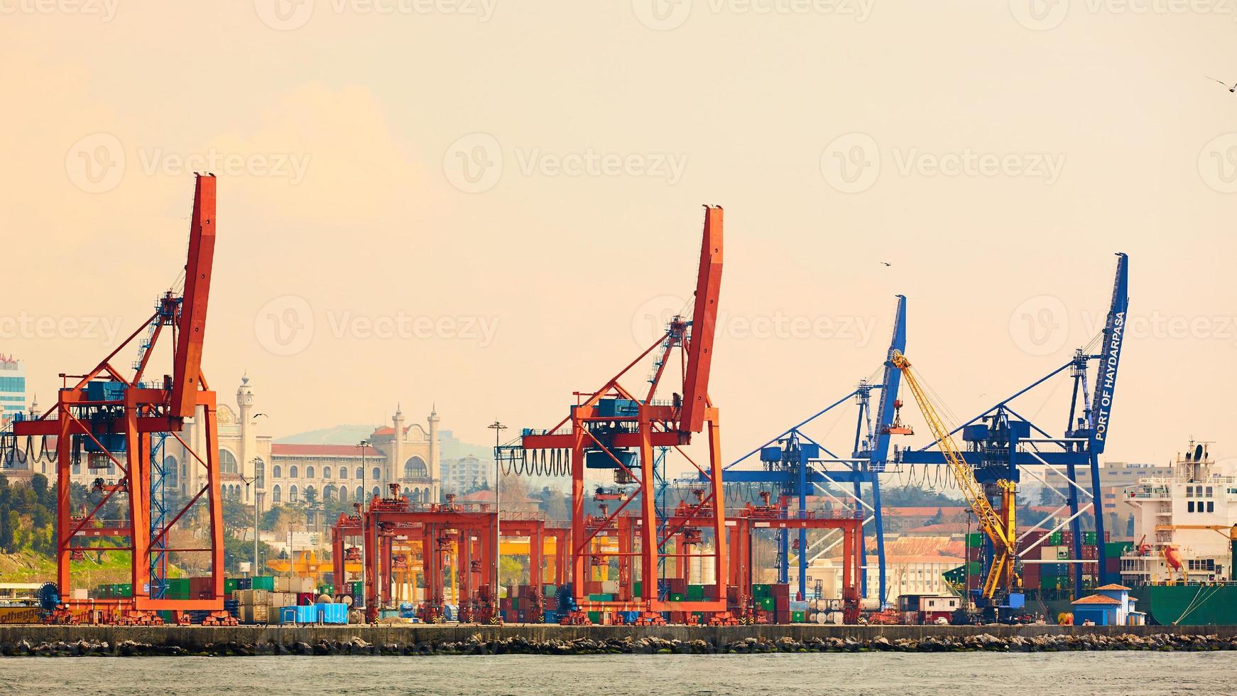 puerto de haydarpasa y terminal de contenedores en la costa de kadikoy en estambul, turquía. foto