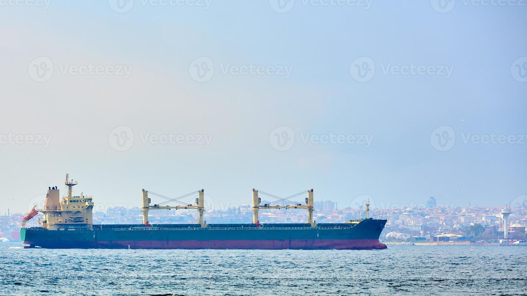 un granelero o granelero navega en el mar para comerciar en todo el mundo foto