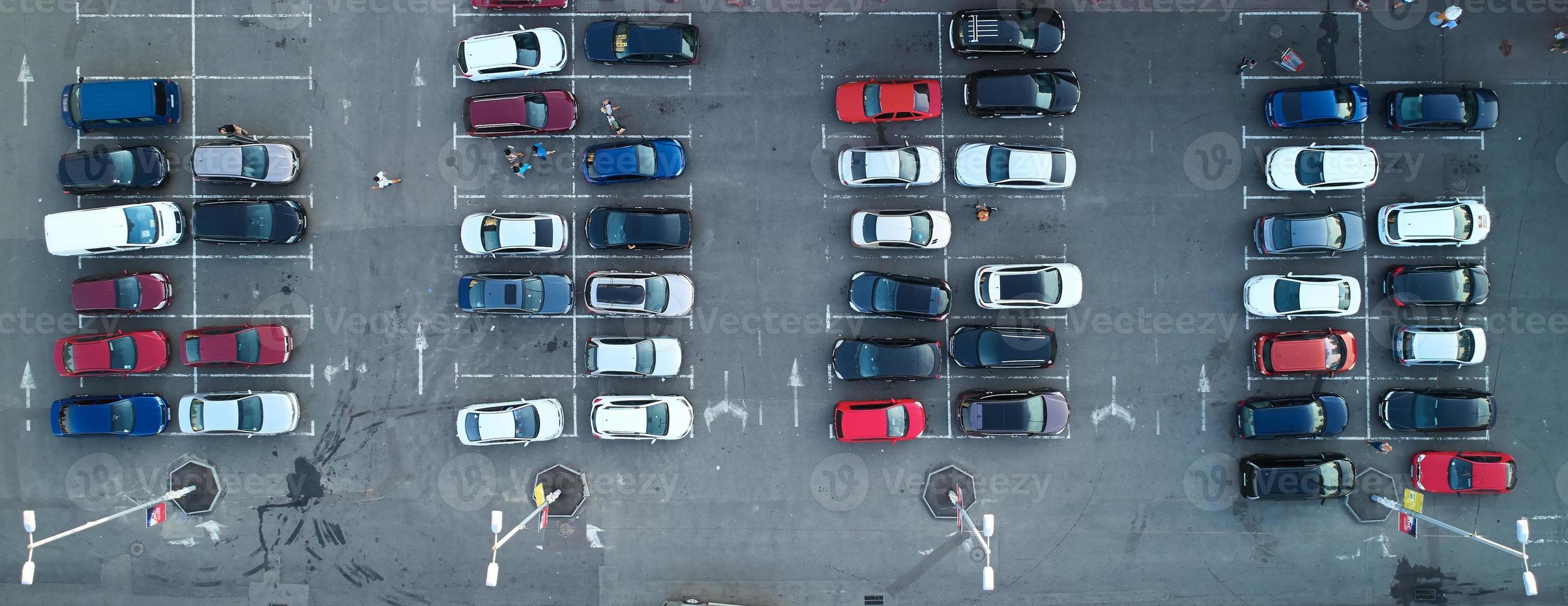 los estacionamientos vacíos, vista aérea. vista superior. foto