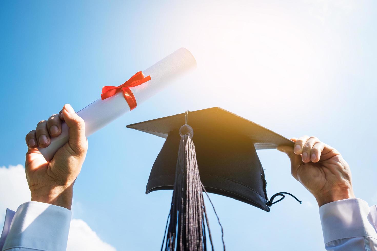 día de graduación, imágenes de graduados celebrando la graduación levantada, un certificado y un sombrero en la mano, sentimiento de felicidad, día de inicio, felicitaciones foto