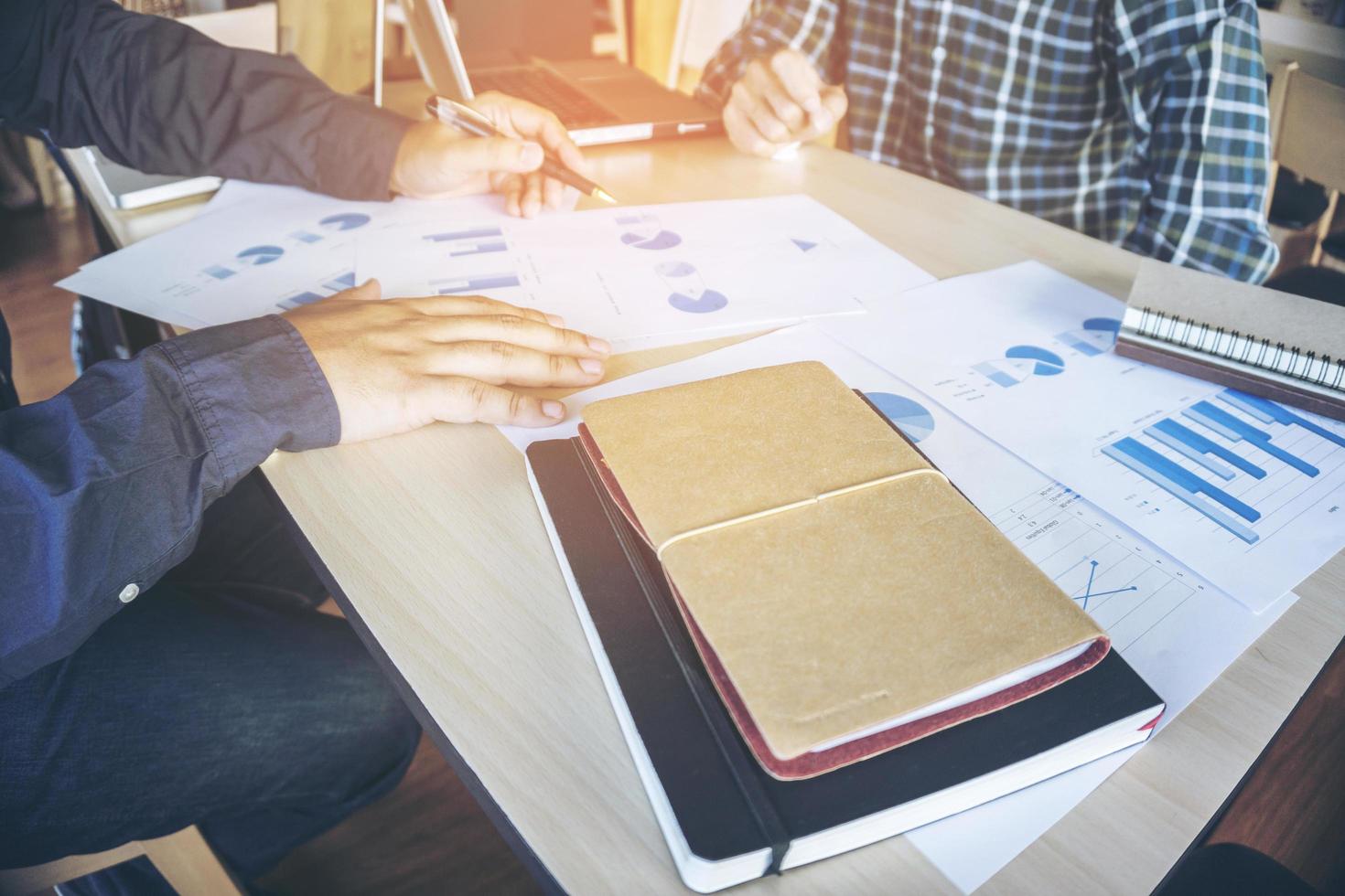 proceso de trabajo en equipo de negocios, manos de hombres de negocios apuntando al documento durante la explicación de los nuevos datos del proyecto del plan en la reunión. foto