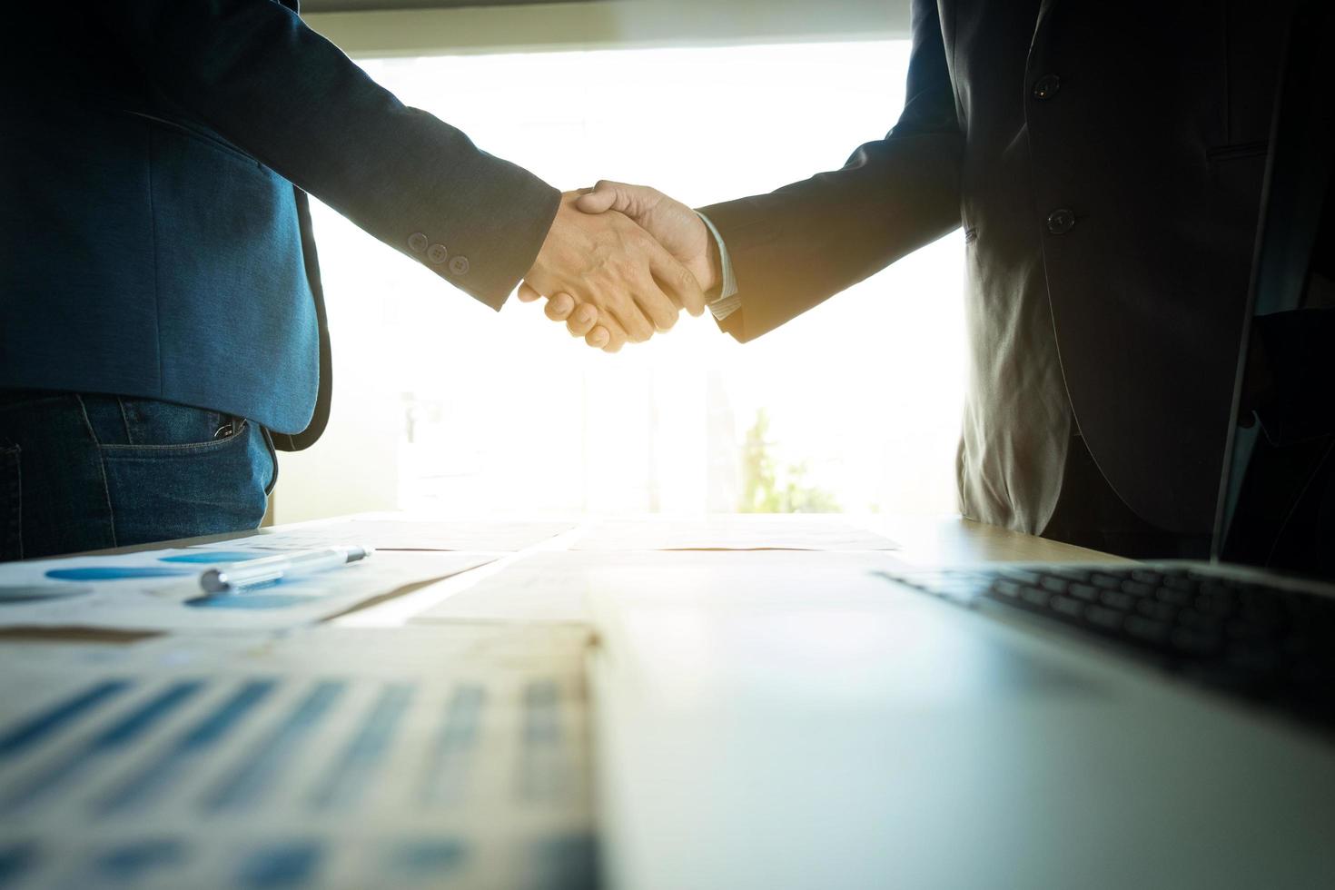 concepto de reunión de asociación empresarial. imagen del apretón de manos del hombre de negocios. apretón de manos de empresarios exitosos después de un buen trato. foto