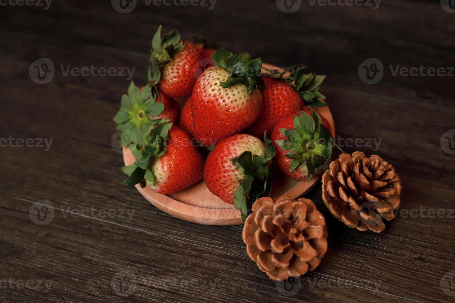 fresas en una bandeja de madera foto