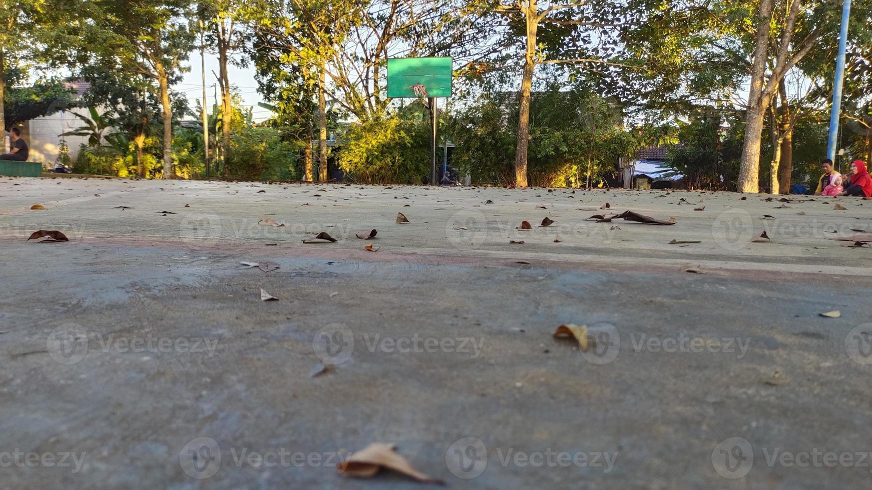 vista al suelo de la cancha de baloncesto pública foto