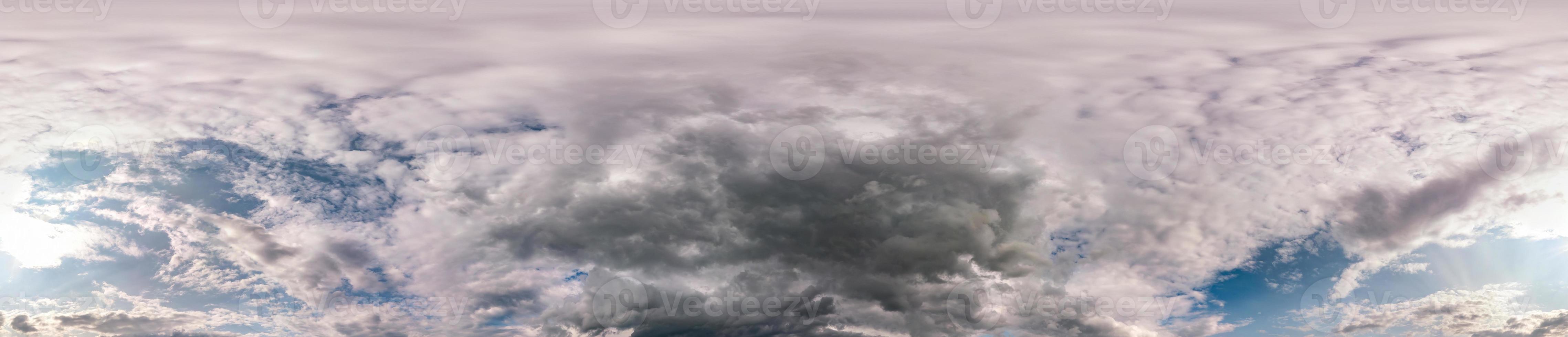 cielo azul nublado transparente hdri panorama ángulo de visión de 360 grados con cenit y hermosas nubes para usar en gráficos 3d como cúpula del cielo foto