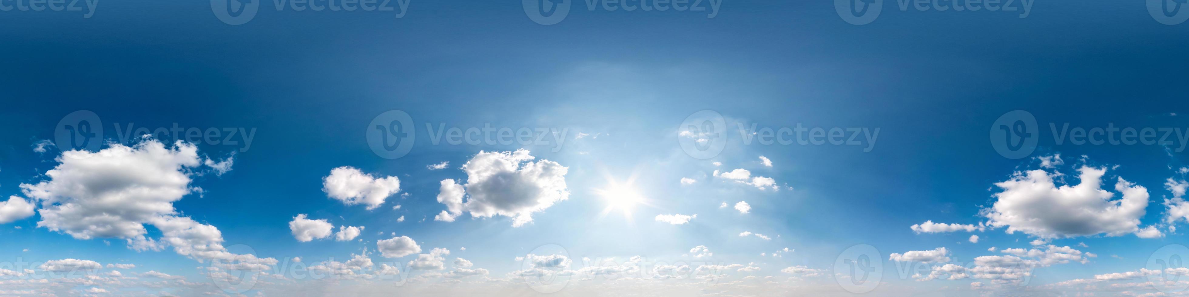 cielo azul nublado transparente hdri panorama 360 grados ángulo de visión con cenit y hermosas nubes para usar en gráficos 3d como cúpula del cielo o editar toma de drones foto