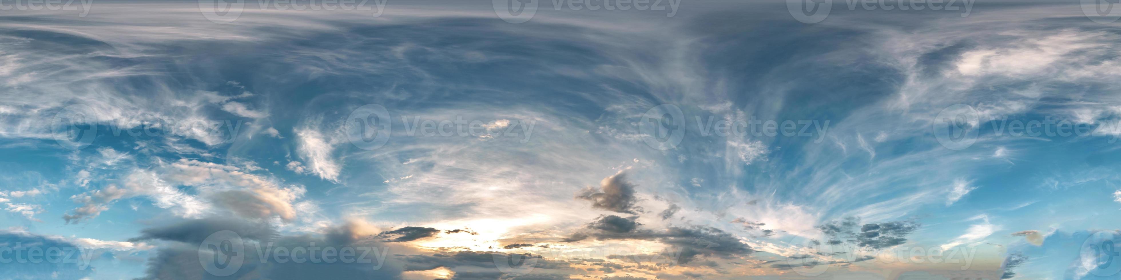 cielo azul nublado transparente hdri panorama 360 grados ángulo de visión con cenit y hermosas nubes para usar en gráficos 3d como cúpula del cielo o editar toma de drones foto